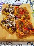 Pizza alla curcuma con cipolla e alici e Pizza alla barbabietola con peperoni e salsiccia