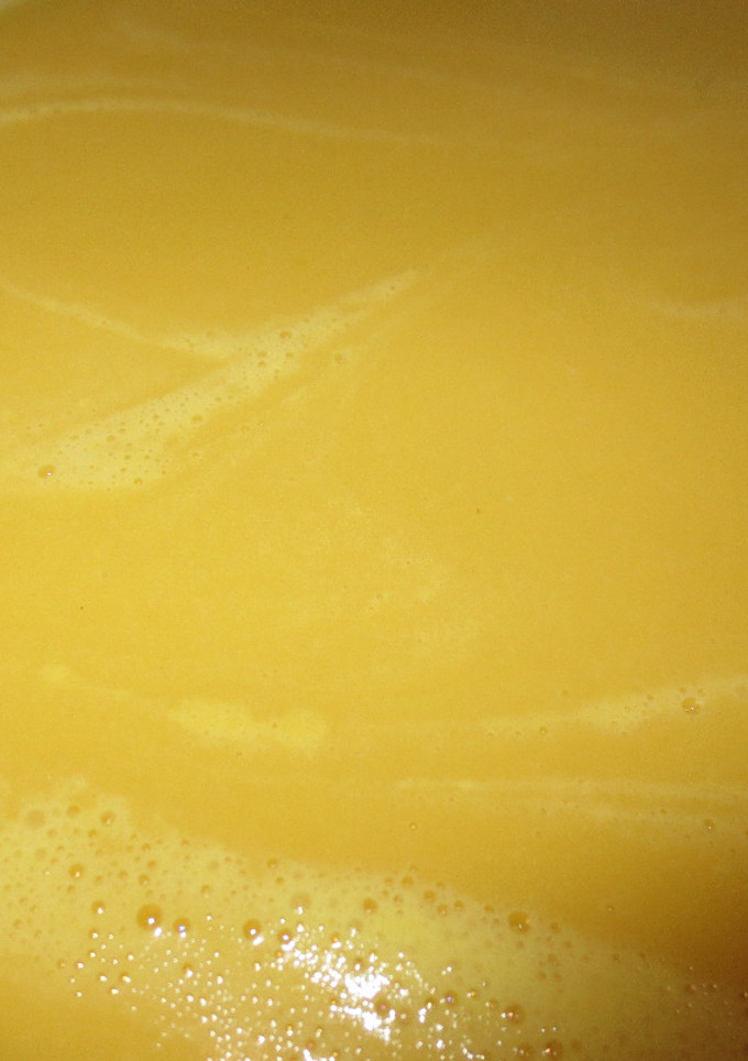 Una foto de Crema de calabaza, leche de coco y Agua de Mar