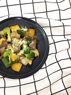 Hình của món BÒ XÀO RAU CỦ RẮC PHÔ MAI (blw).