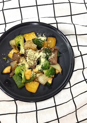 Hình của món BÒ XÀO RAU CỦ RẮC PHÔ MAI (blw).