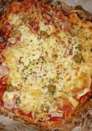 Una foto de Pizza fit con base de pollo