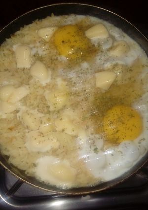 Una foto de Arroz con queso y huevo al sartén!!!