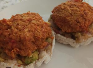 Una foto de Hamburguesa de garbanzos sobre pan de arroz