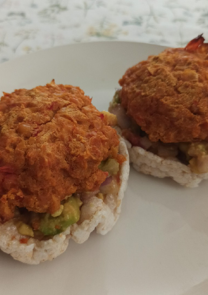 Una foto de Hamburguesa de garbanzos sobre pan de arroz