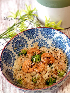 Una foto de Arroz con verduras y langostinos en Quick Quinoa and Rice Lékué