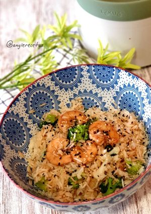 Una foto de Arroz con verduras y langostinos en Quick Quinoa and Rice Lékué