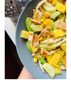 Una foto de Ensalada tropical con pollo