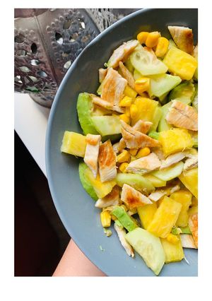 Una foto de Ensalada tropical con pollo