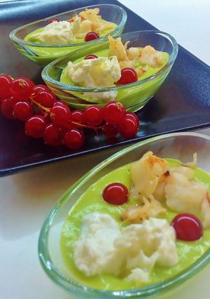 Foto di Crema di piselli con carpaccio di gamberi e burrata