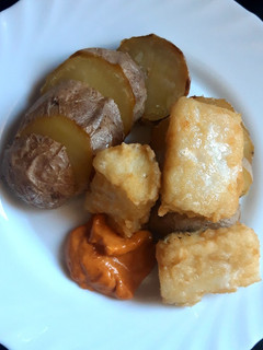 Una foto de Papas arrugás con bacalao y mojo picón