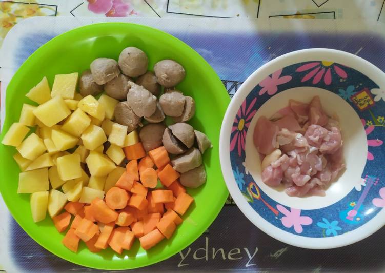 Cara Menyiapkan 1. Sop kentang wortel ayam bakso Untuk Pemula!