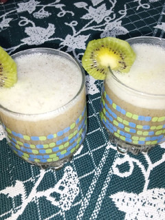 A picture of Kiwi Lemonade.