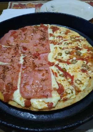 Una foto de Pizza mita - mita (con 5 ingredientes básicos)