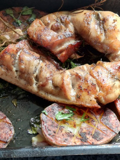 Una foto de Conejo al horno con patatas caliu