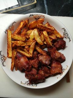 Baconbe göngyölt sertésszűz, fűszeres burgonyával recept fotója