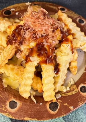 A picture of Fried Potatoes with cheese and Japanese sauce.