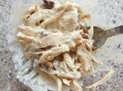 Una foto di insalata di pollo
