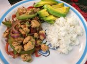 Una foto de arroz con tomate verde