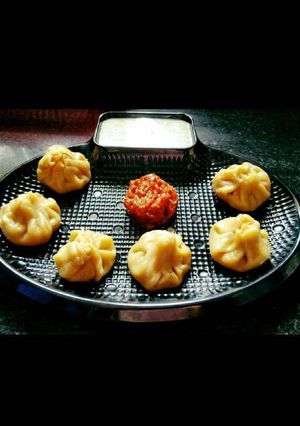 A picture of Momo's with mayonnaise sauce.