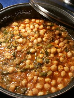 Una foto de Garbanzos con acelgas en salsa de majado de almendras