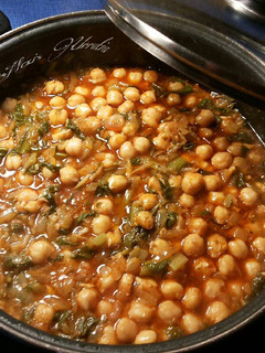 Una foto de Garbanzos con acelgas en salsa de majado de almendras
