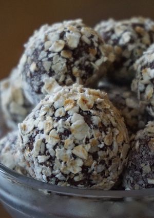 Foto resep Choco Peanut Oat Balls with Blueberry Jam