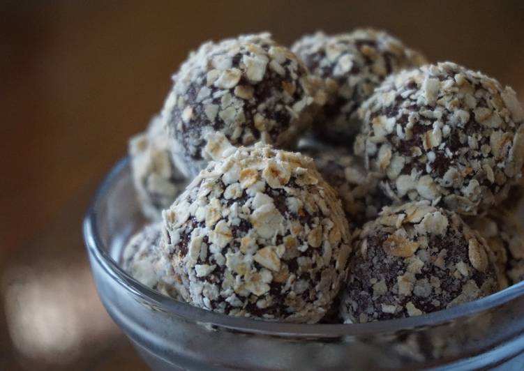 Choco Peanut Oat Balls with Blueberry Jam