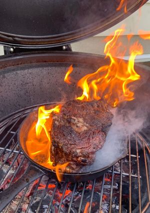 Une photo de Rôti de côtes Wagyu fumé au bois de bourbon