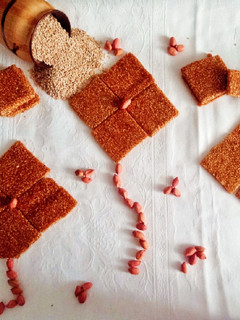 તલ ની ચિક્કી (Til Chikki Recipe In Gujarati) રેસીપી મુખ્ય ફોટો