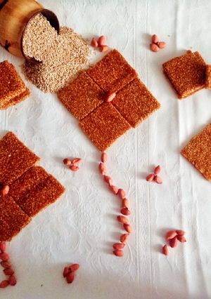 તલ ની ચિક્કી (Til Chikki Recipe In Gujarati) રેસીપી મુખ્ય ફોટો