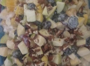 Una foto de Ensalada de manzana 😋😋🍏🍎✨