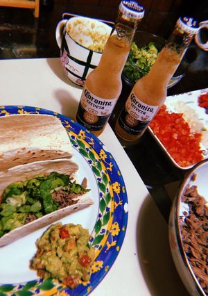 Una foto de Tacos con carne desmenuzada