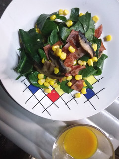 Una foto de Ensalada de espinaca