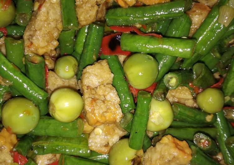 Tumis kacang panjang, terong Pipit dan oncom ekstra pedas