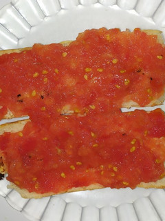 Una foto de Tostada con tomate natural
