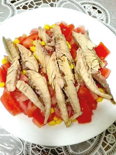 Una foto de Ensalada de tomate y caballa