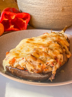 Una foto de Berenjena rellena de quinoa y verduras