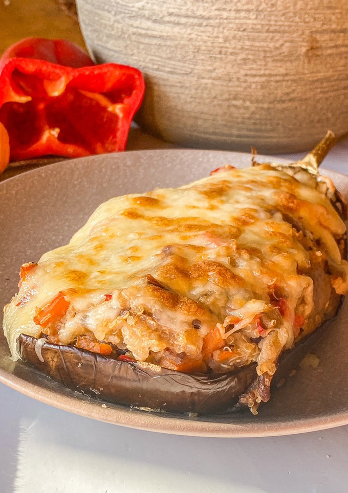 Una foto de Berenjena rellena de quinoa y verduras
