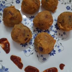 A picture of Boil aloo besan ka pakoda.