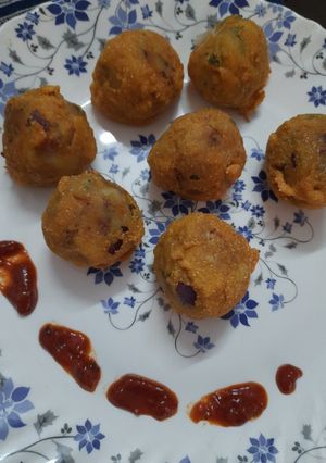 A picture of Boil aloo besan ka pakoda.