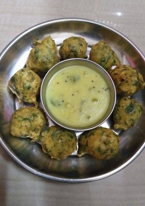 गुजराती मेथी गोटा (Gujarati methi gota recipe in hindi) रेसिपी मुख्य फोटो