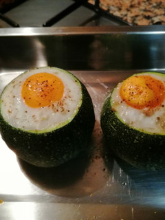 Una foto de Calabacín relleno de verduras con pavo