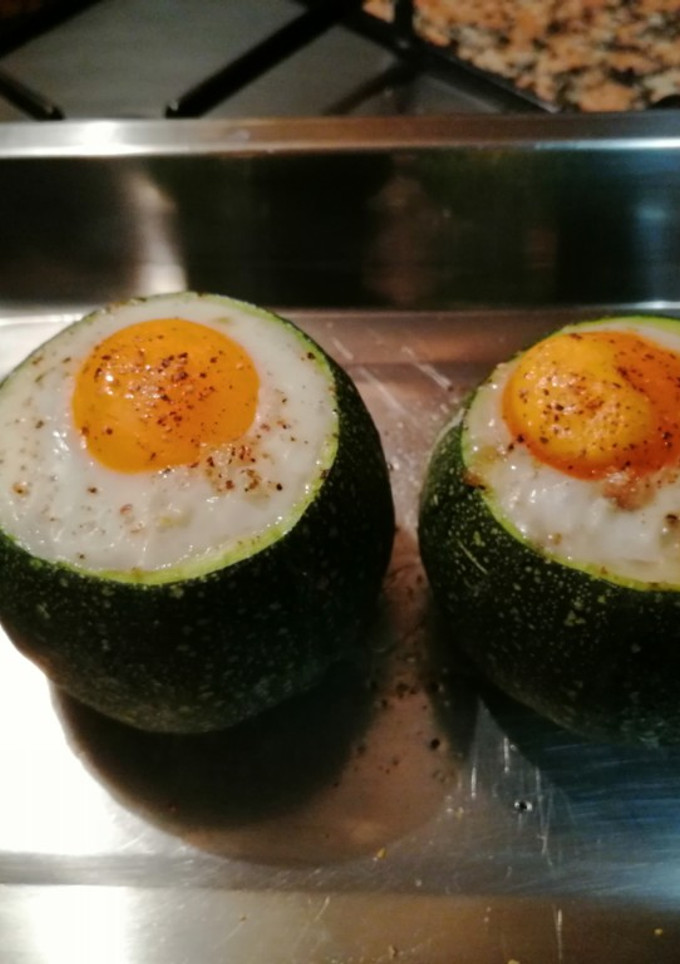 Una foto de Calabacín relleno de verduras con pavo