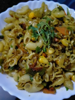 मैकरॉनी विद मैगी (macaroni with maggi recipe in Hindi) रेसिपी मुख्य फोटो