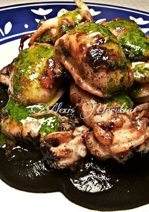 Foto principal de Choquitos a la plancha en su tinta, con aceite de ajo y perejil