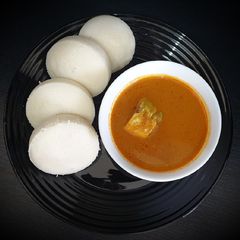 A picture of Soft & Spongy Idlis - no yeast, no baking soda.
