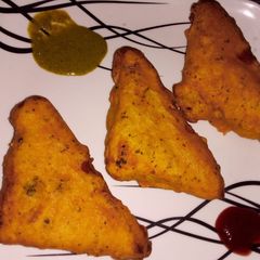 A picture of Bread pakoda.