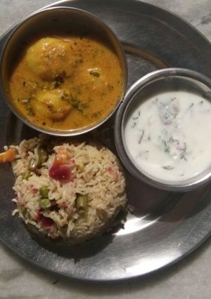 A picture of Aloo Dum Curry with Veg Pulav.