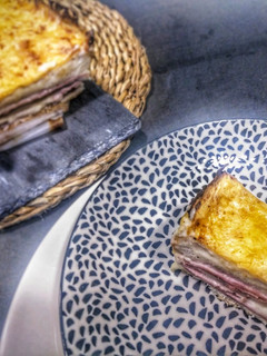 Una foto de Croque cake de jamón y queso