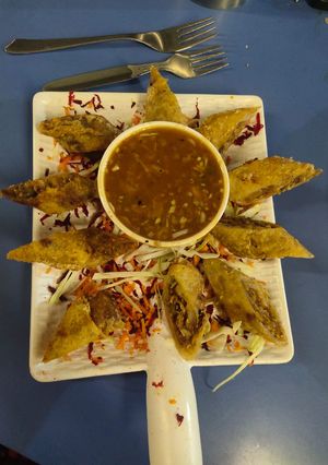 लेफ्ट ओवर नूडल्स से मेक ओवर नूडल्स स्प्रिंग रोल्स (noodle spring roll recipe in hindi) रेसिपी मुख्य फोटो